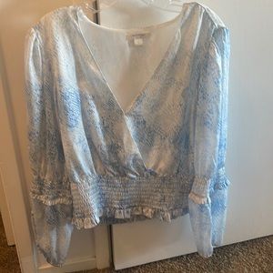ACCURACY WHITE AND BLUE SNAKESKIN PRINT V NECK BLOUSE SIZE LARGE